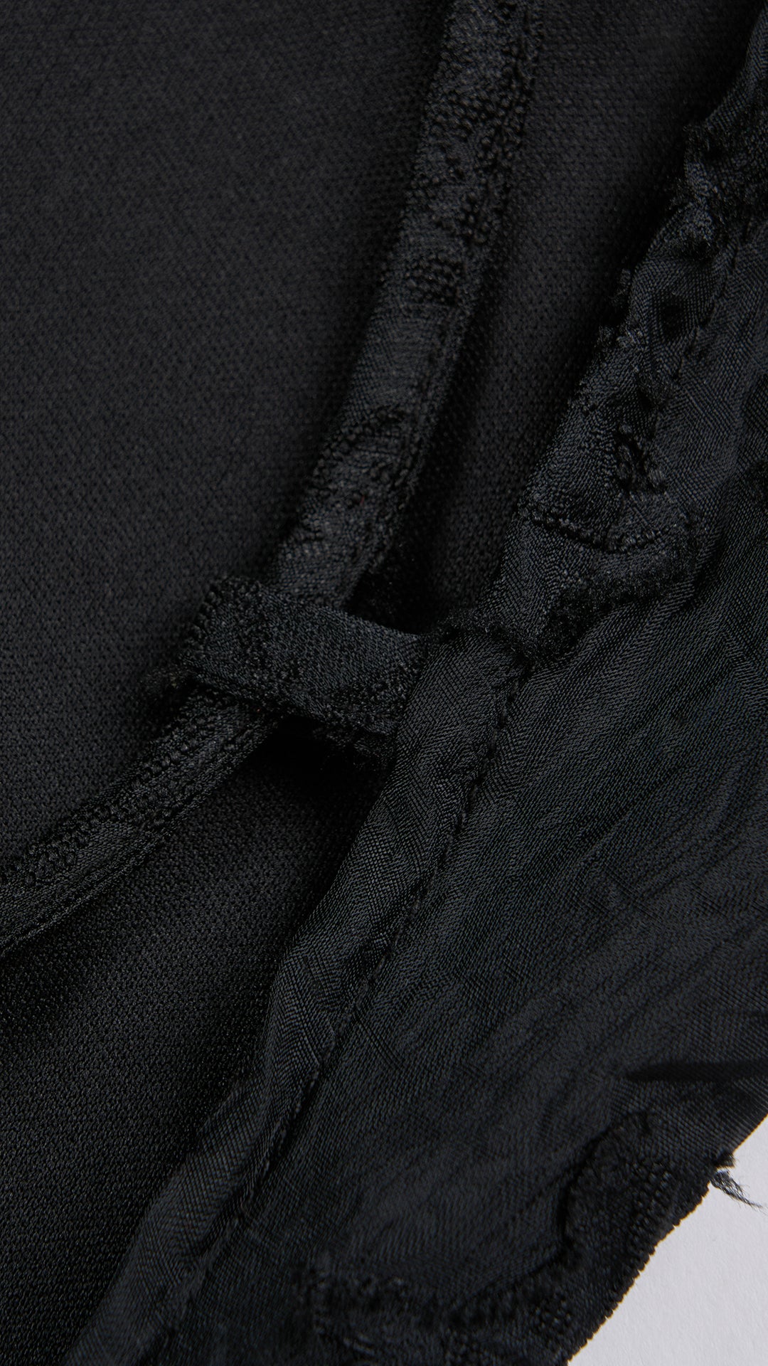 Abito midi elegante a spalline sottili con scollo a fascia, tessuto jacquard floreale e dettaglio a croce sul retro