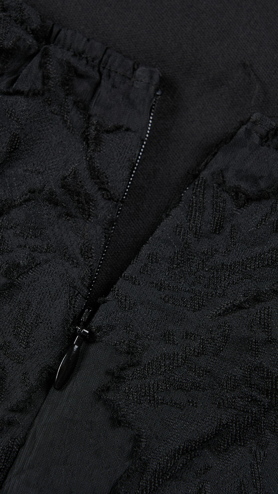 Abito midi elegante a spalline sottili con scollo a fascia, tessuto jacquard floreale e dettaglio a croce sul retro（副本）
