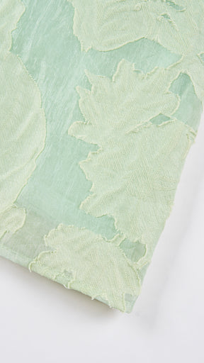 Abito midi elegante a spalline sottili con scollo a fascia, tessuto jacquard floreale e dettaglio a croce sul retro