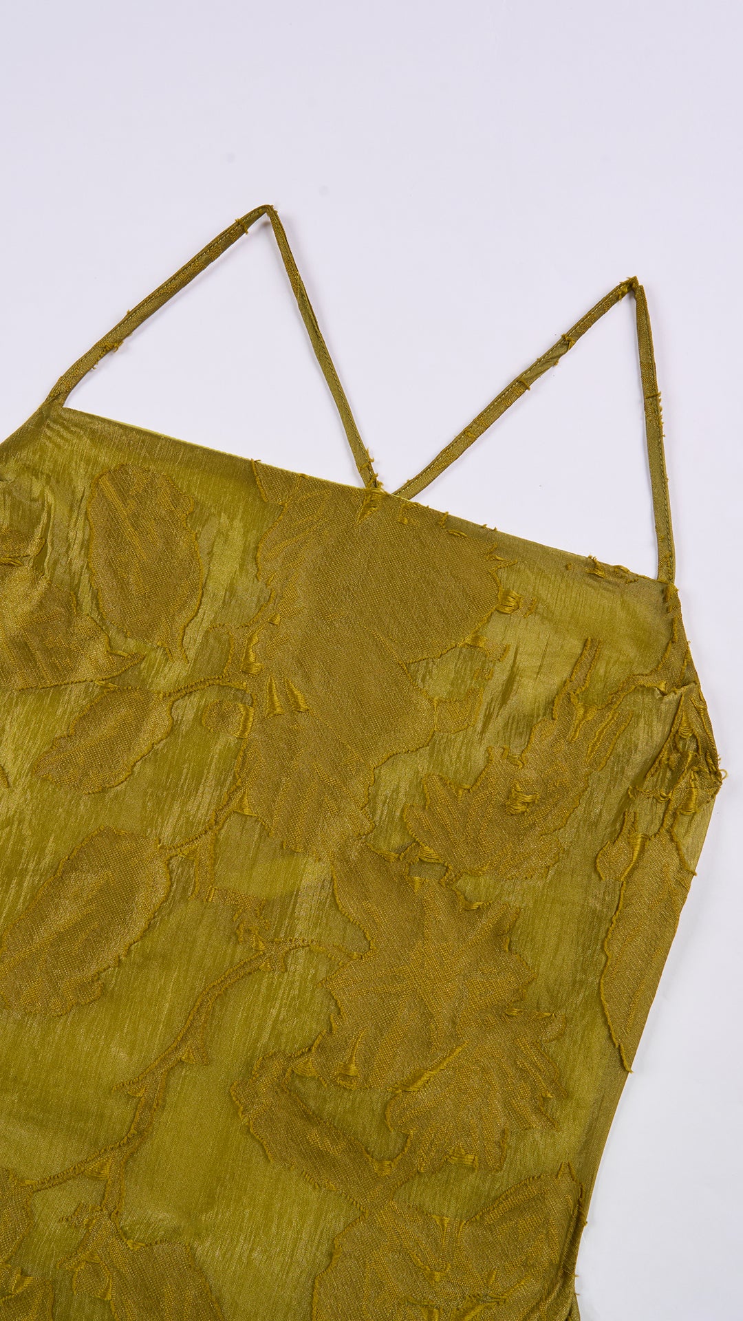 Abito midi elegante a spalline sottili con scollo a fascia, tessuto jacquard floreale e dettaglio a croce sul retro