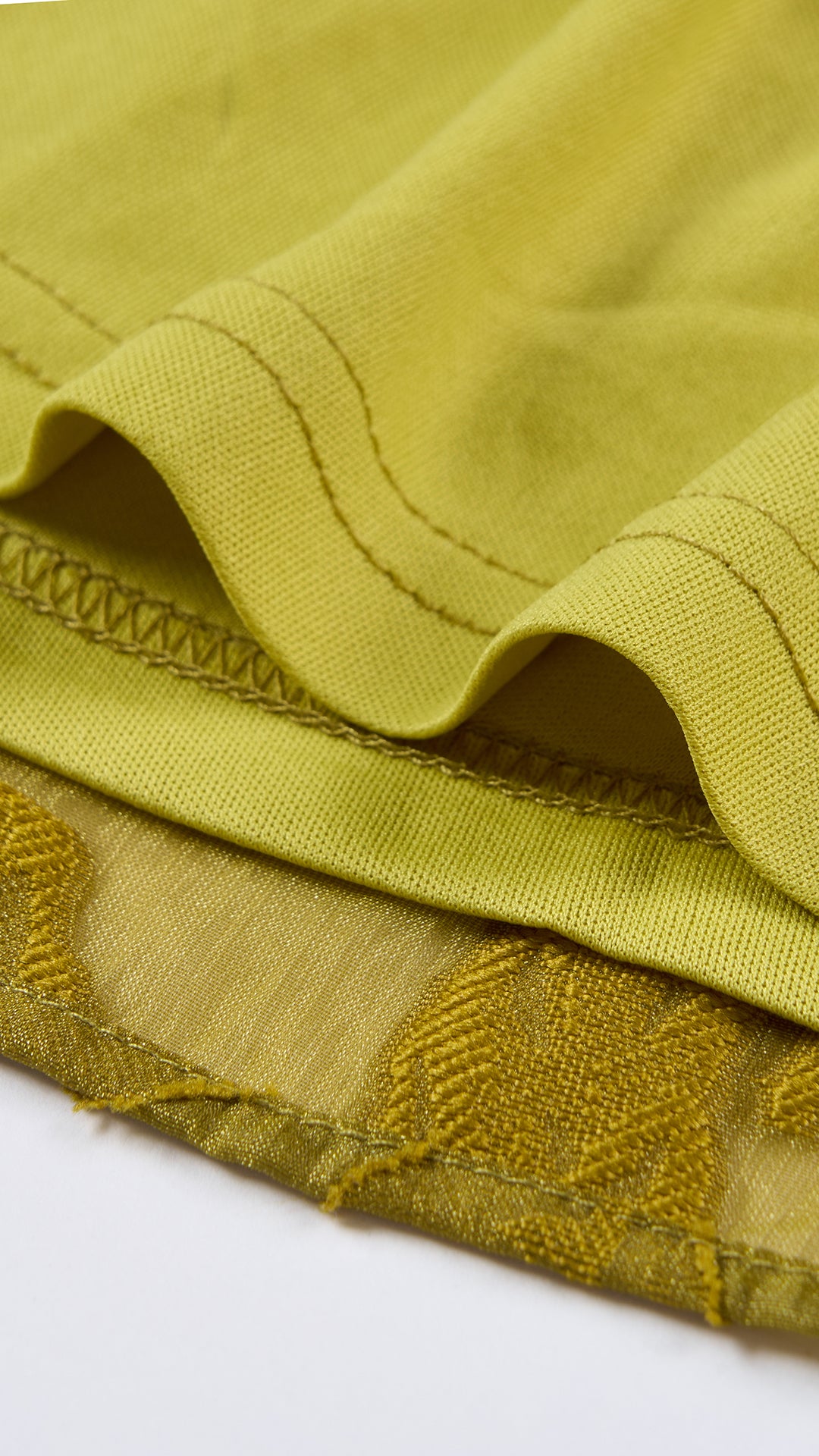 Abito midi elegante a spalline sottili con scollo a fascia, tessuto jacquard floreale e dettaglio a croce sul retro