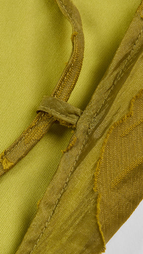 Abito midi elegante a spalline sottili con scollo a fascia, tessuto jacquard floreale e dettaglio a croce sul retro