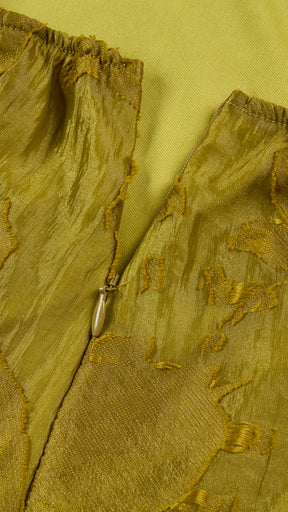 Abito midi elegante a spalline sottili con scollo a fascia, tessuto jacquard floreale e dettaglio a croce sul retro
