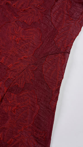 Abito midi elegante a spalline sottili con scollo a fascia, tessuto jacquard floreale e dettaglio a croce sul retro