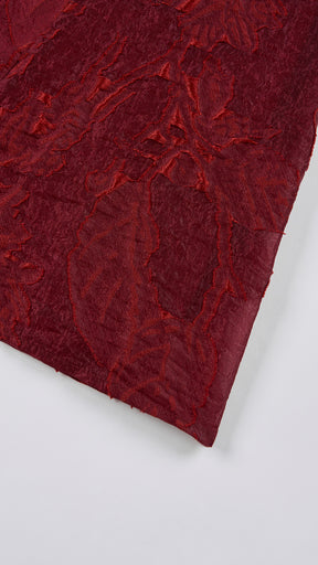 Abito midi elegante a spalline sottili con scollo a fascia, tessuto jacquard floreale e dettaglio a croce sul retro