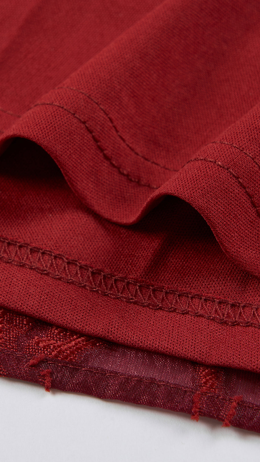 Abito midi elegante a spalline sottili con scollo a fascia, tessuto jacquard floreale e dettaglio a croce sul retro（副本）