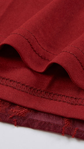 Abito midi elegante a spalline sottili con scollo a fascia, tessuto jacquard floreale e dettaglio a croce sul retro