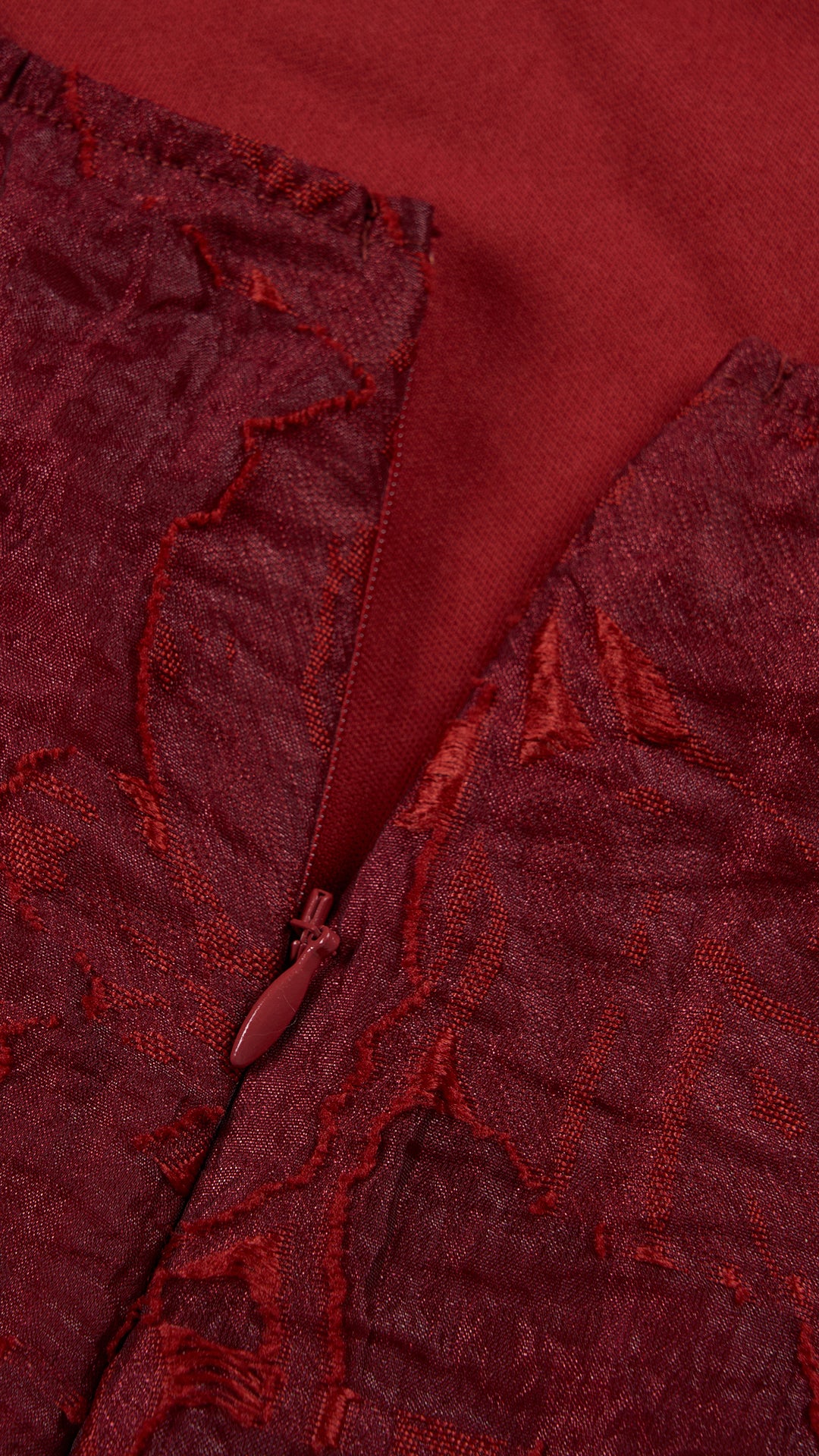 Abito midi elegante a spalline sottili con scollo a fascia, tessuto jacquard floreale e dettaglio a croce sul retro