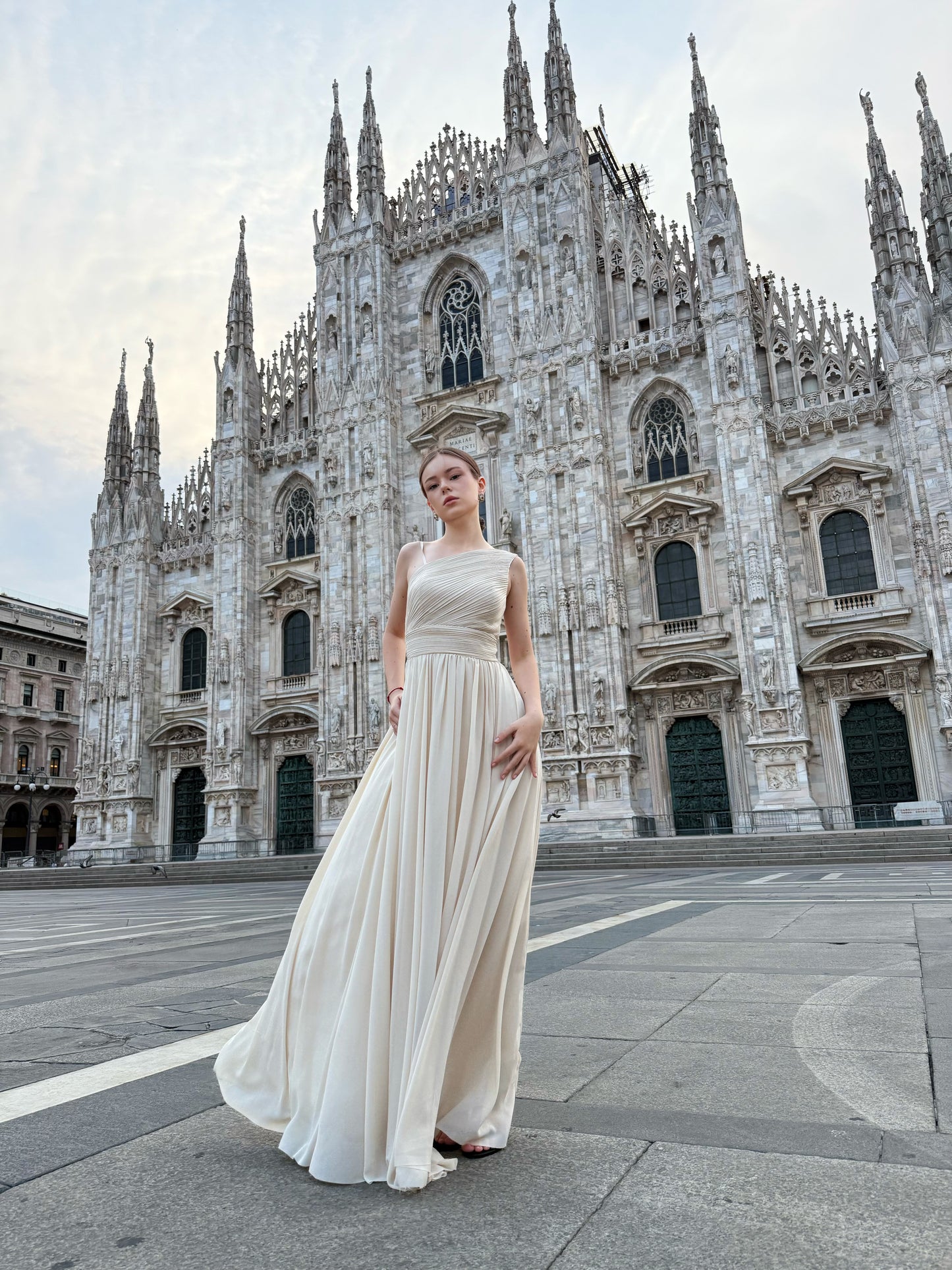 Abito lungo in tulle asimmetrico Luna