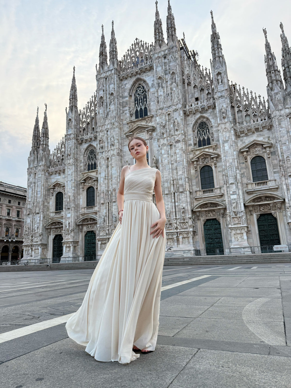 Abito lungo in tulle asimmetrico Luna（副本）