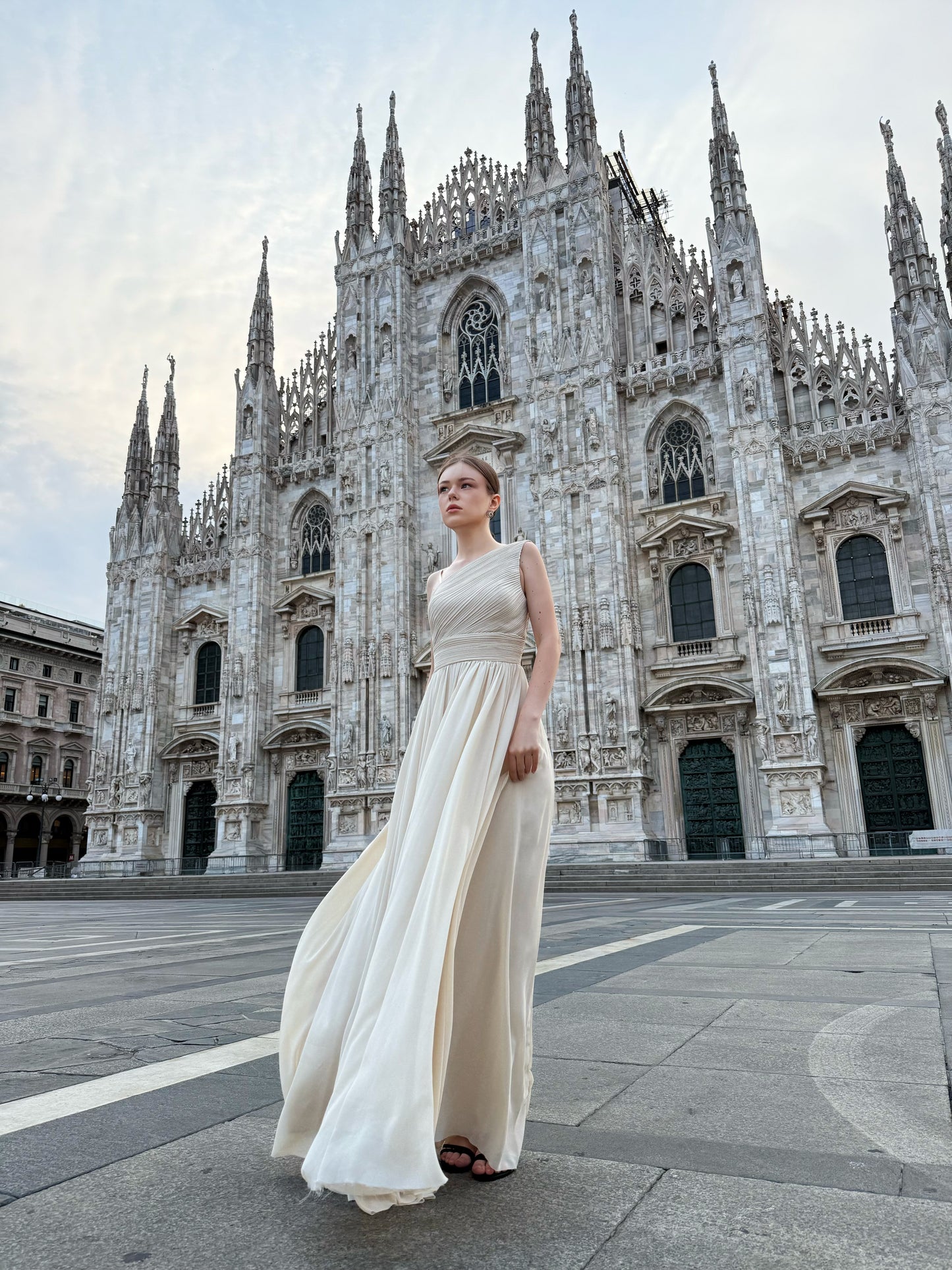 Abito lungo in tulle asimmetrico Luna