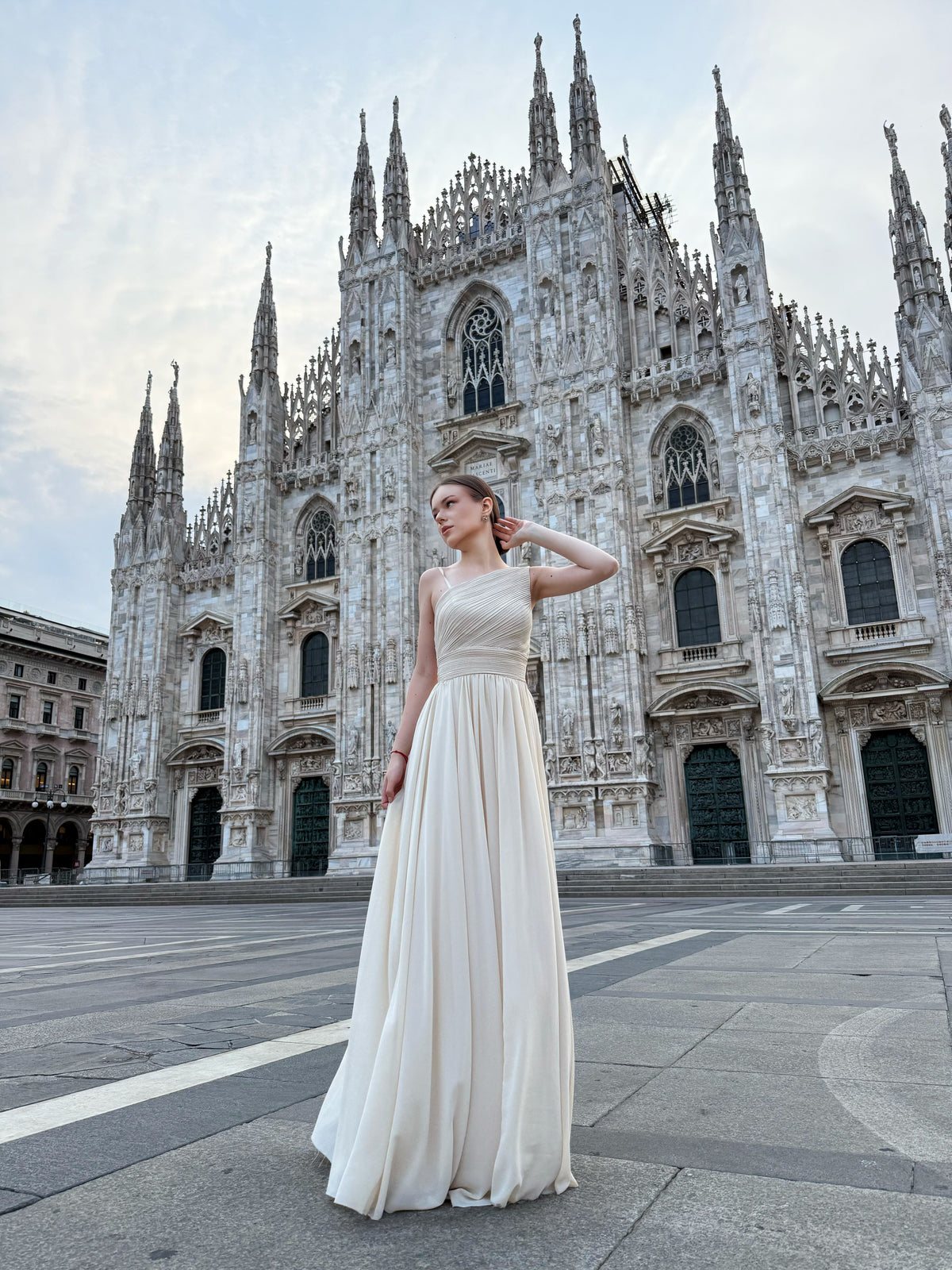 Abito lungo in tulle asimmetrico Luna（副本）