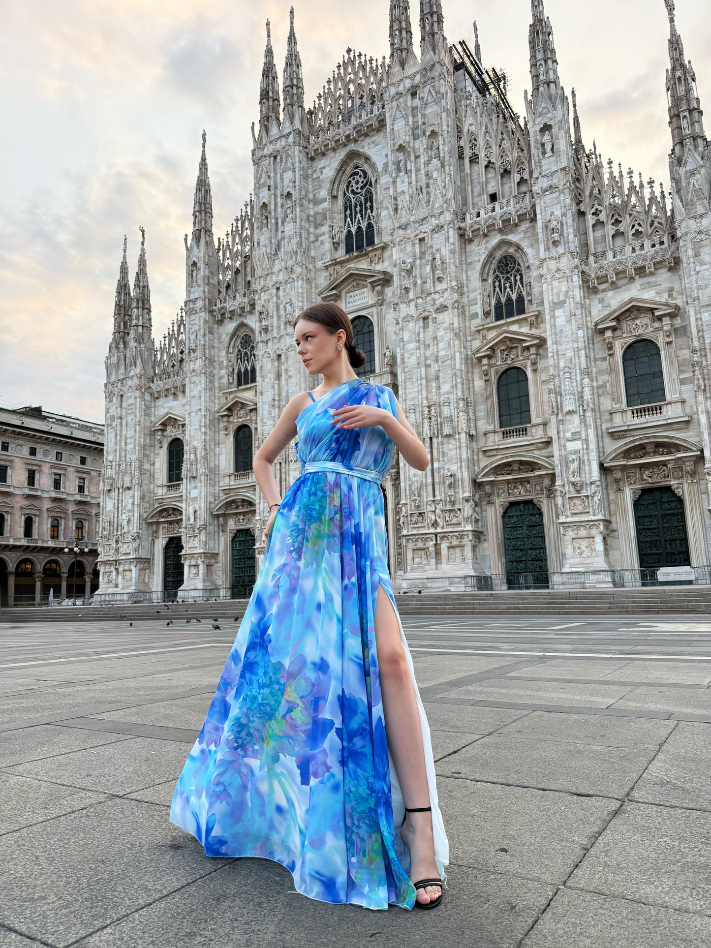 Abito “Silvana” monospalla floreale con spacco laterale