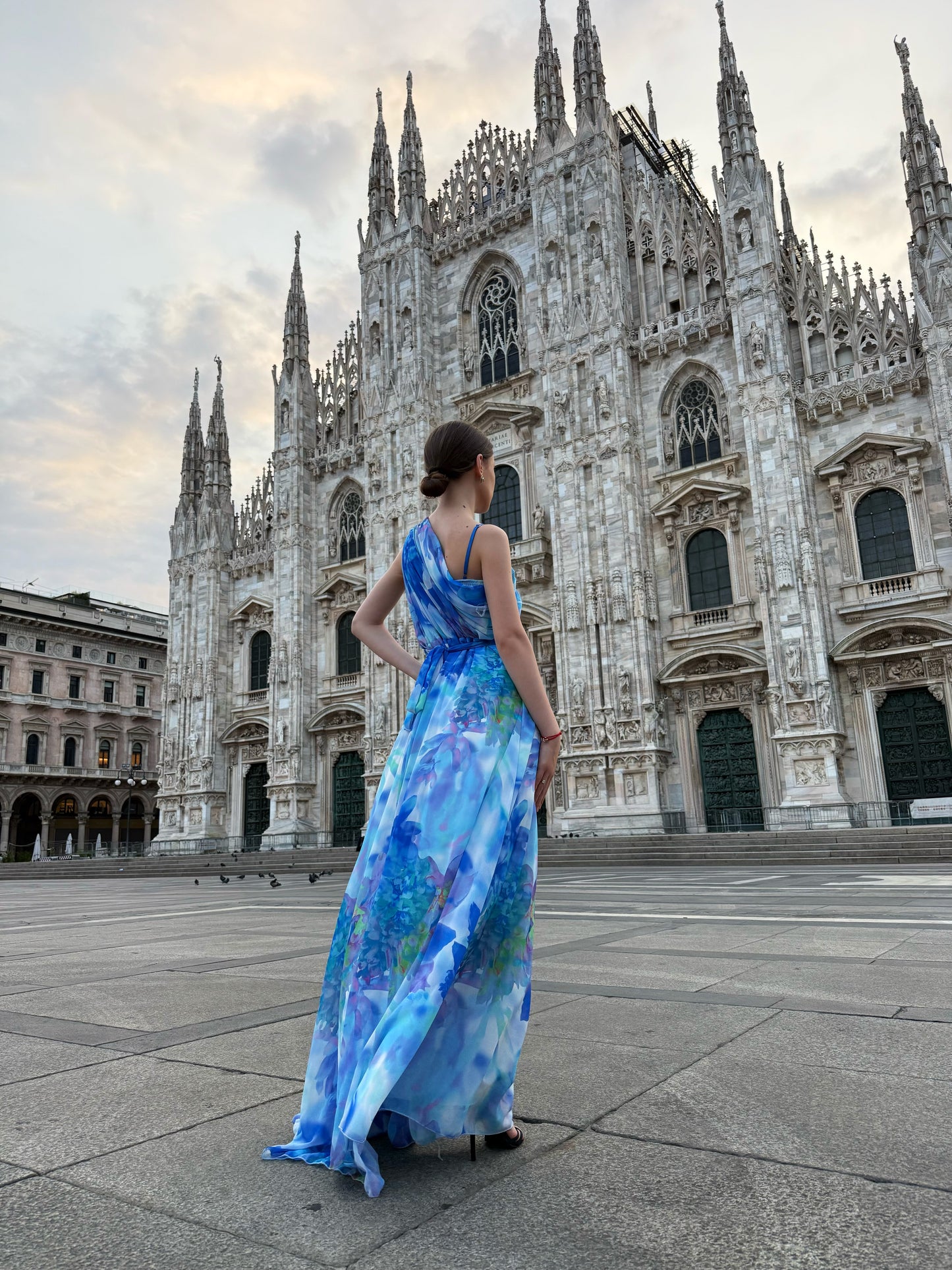 Abito “Silvana” monospalla floreale con spacco laterale