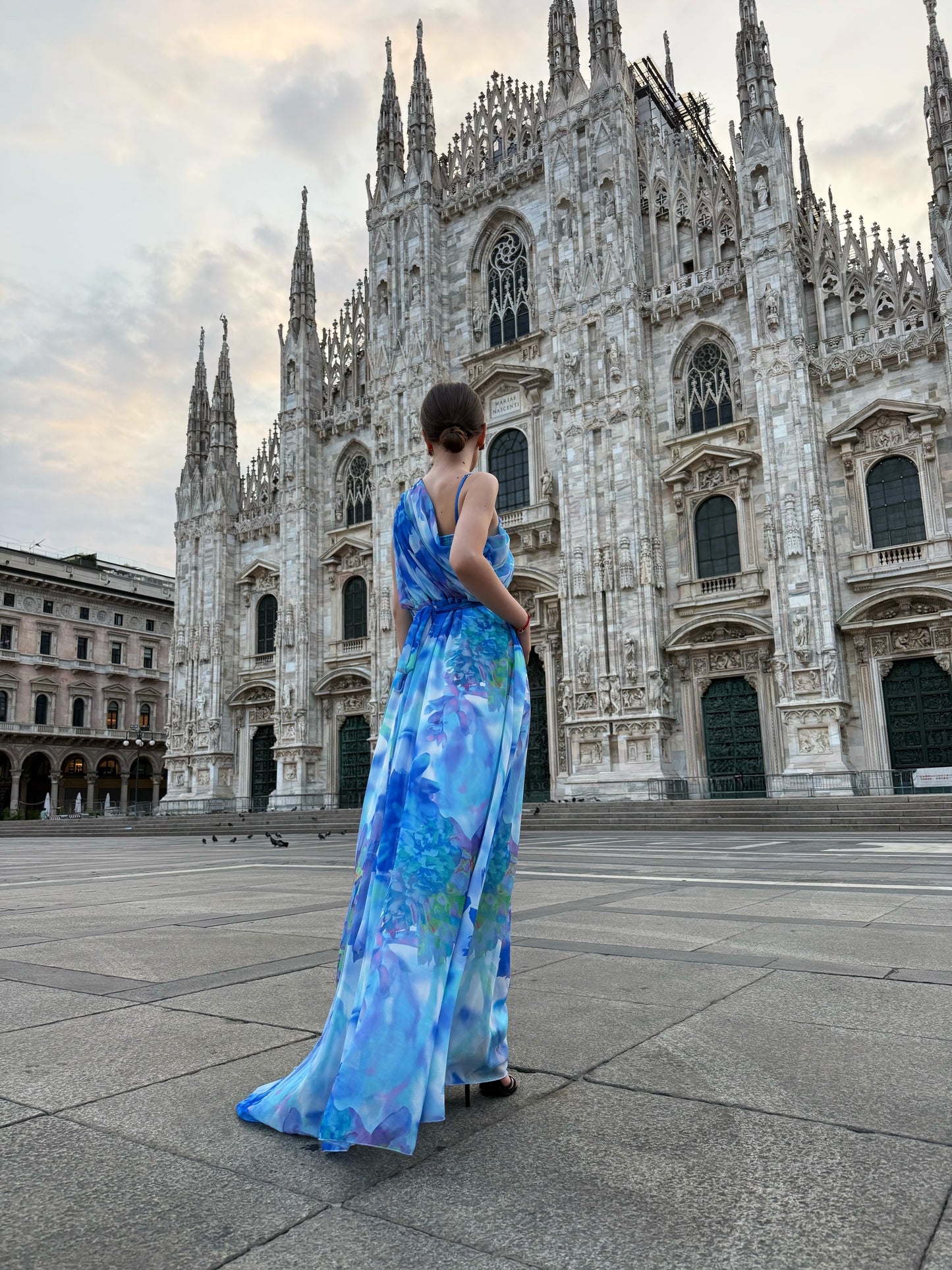 Abito “Silvana” monospalla floreale con spacco laterale