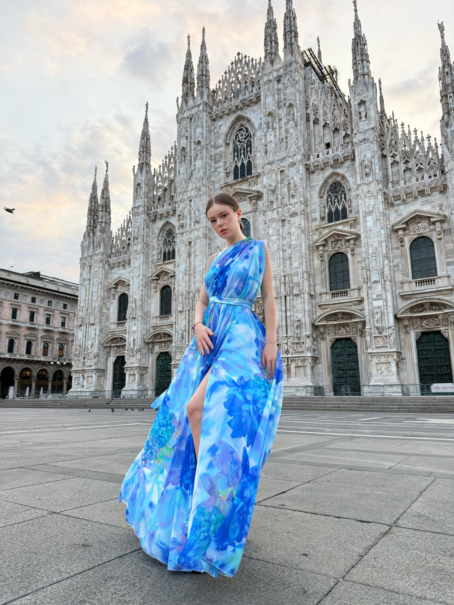 Abito “Silvana” monospalla floreale con spacco laterale