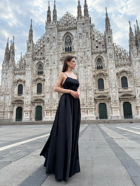 Rochie lungă elegantă din satin cu bretele subțiri – „Estella”