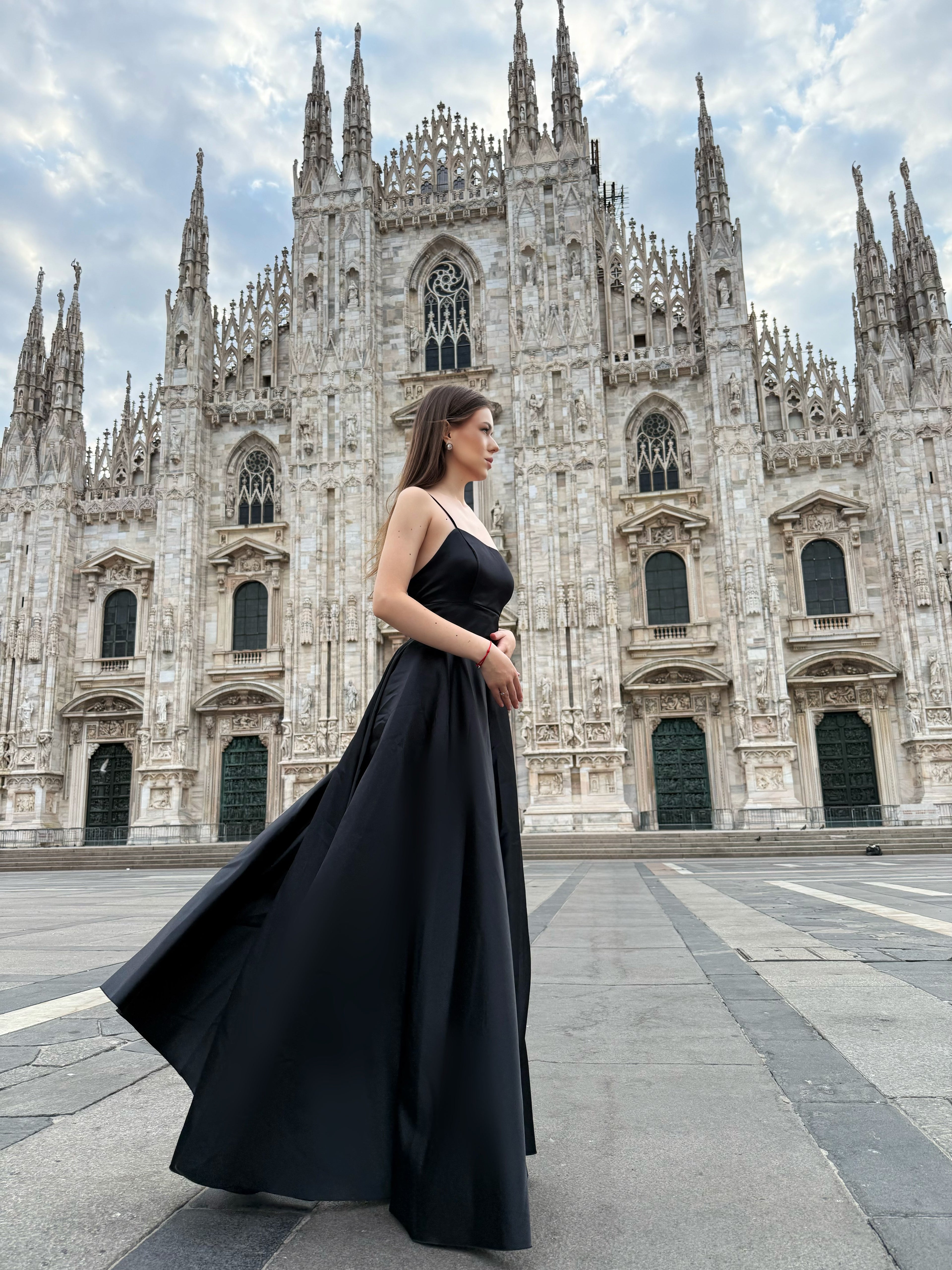 Abito Lungo Elegante in Raso con Spalline Sottili –  “Estella”