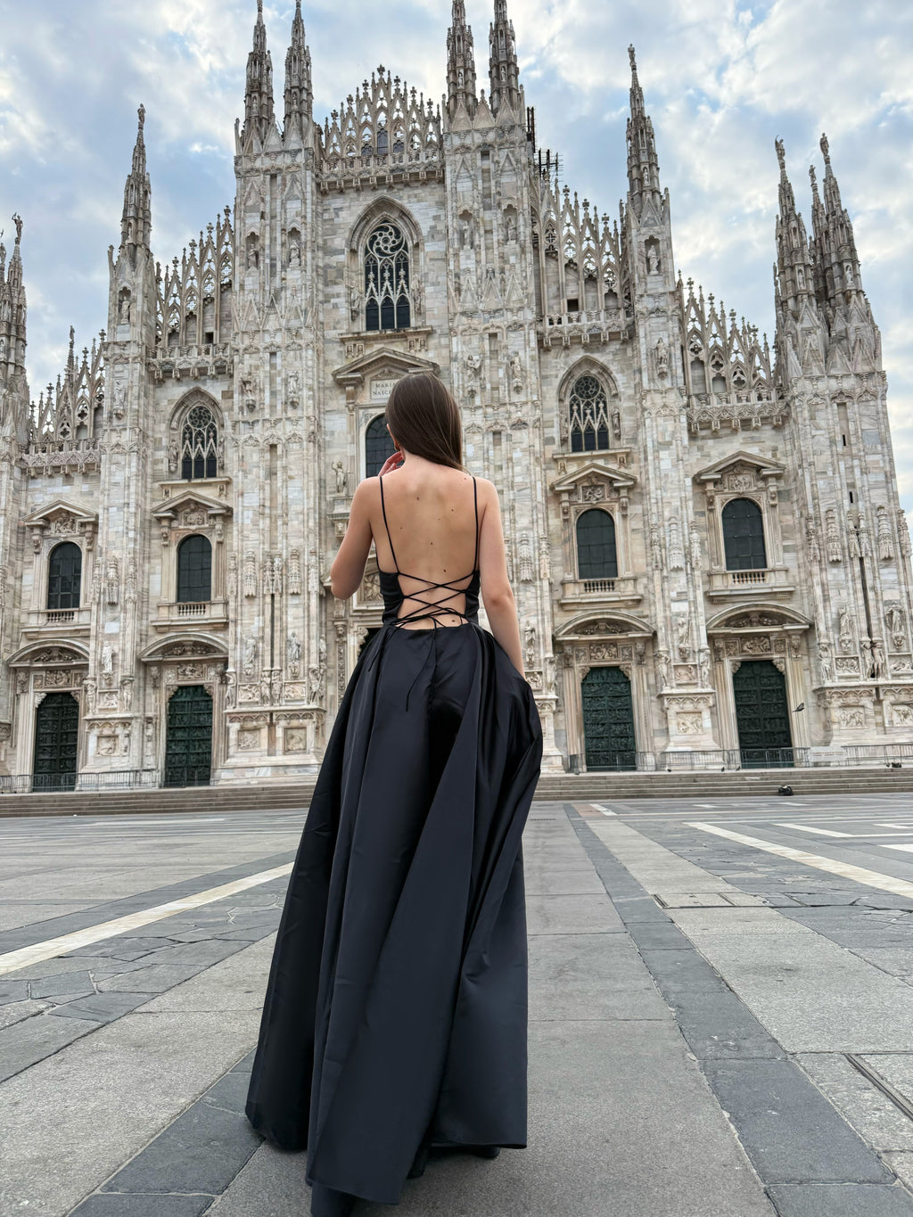 Abito Lungo Elegante in Raso con Spalline Sottili –  “Estella”（副本）