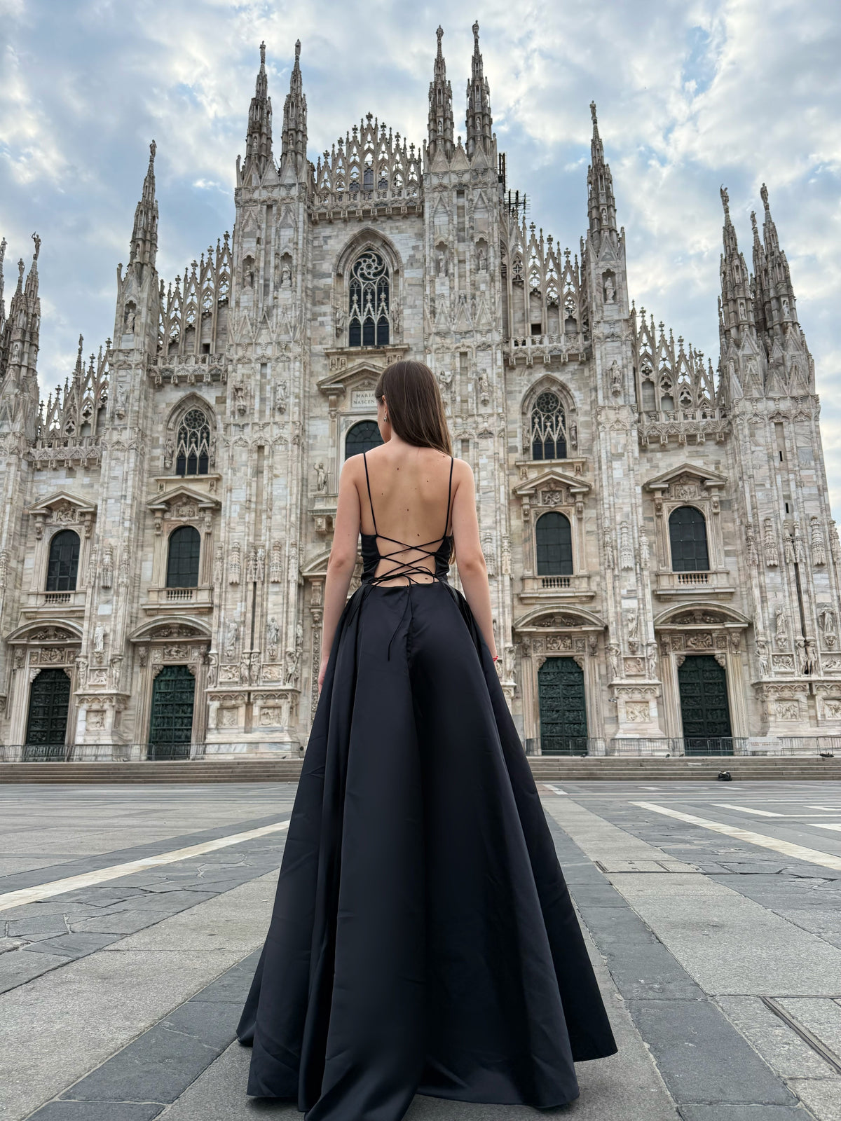 Abito Lungo Elegante in Raso con Spalline Sottili –  “Estella”（副本）