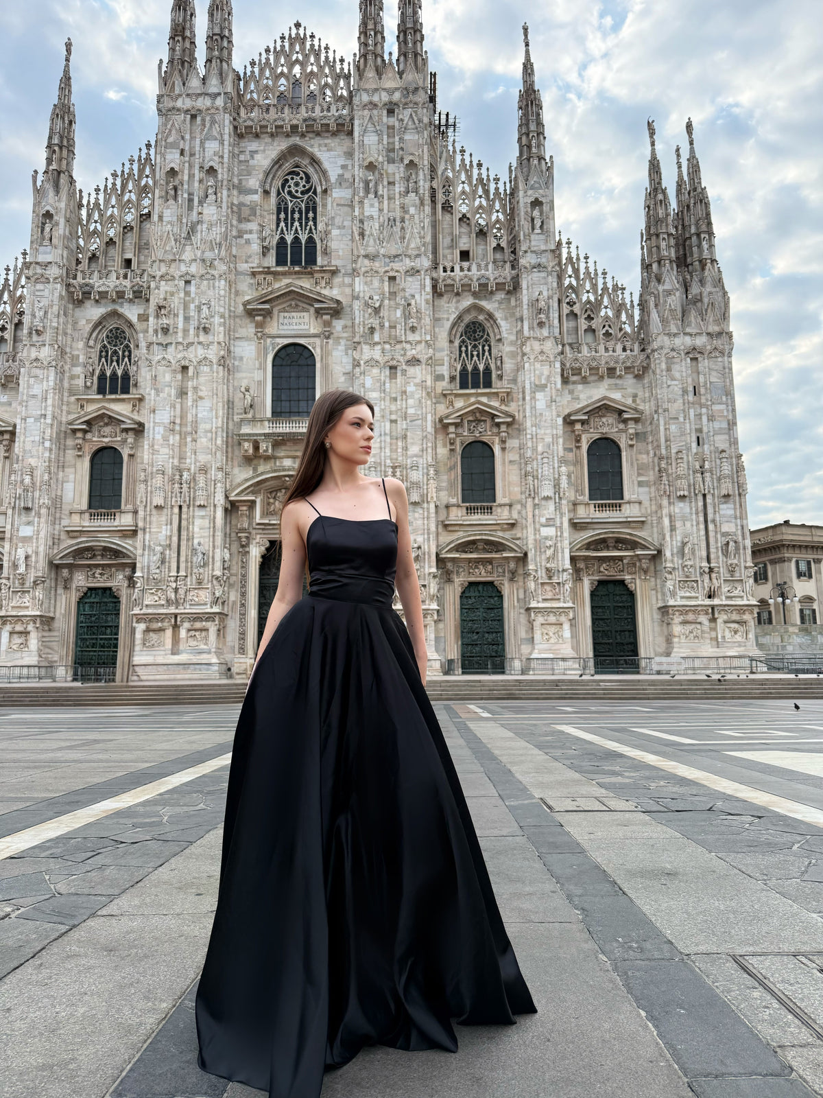 Abito Lungo Elegante in Raso con Spalline Sottili –  “Estella”（副本）