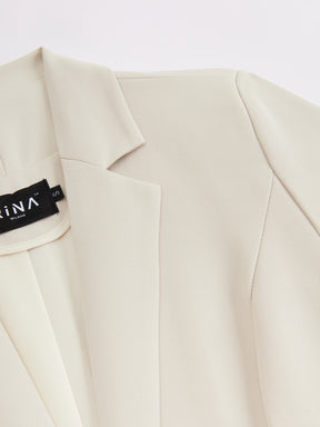 Blazer slim fit da donna: elegante blazer monopetto, adatto per l'ufficio e le occasioni formali.