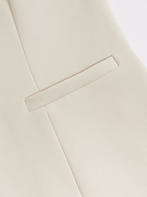 Blazer slim fit da donna: elegante blazer monopetto, adatto per l'ufficio e le occasioni formali.