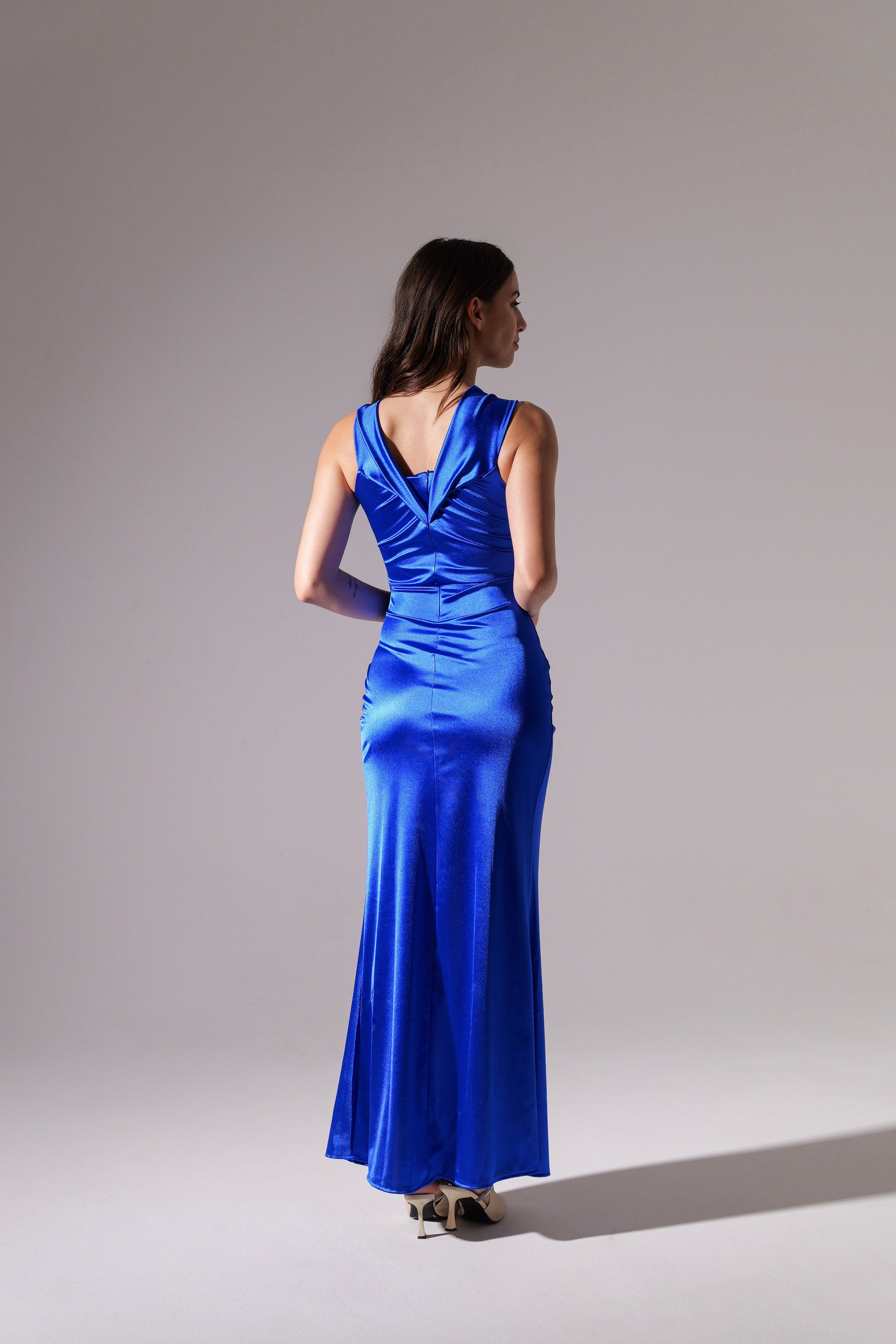 Abito lungo bluette in raso rinfrescante, scollo a spalline nude