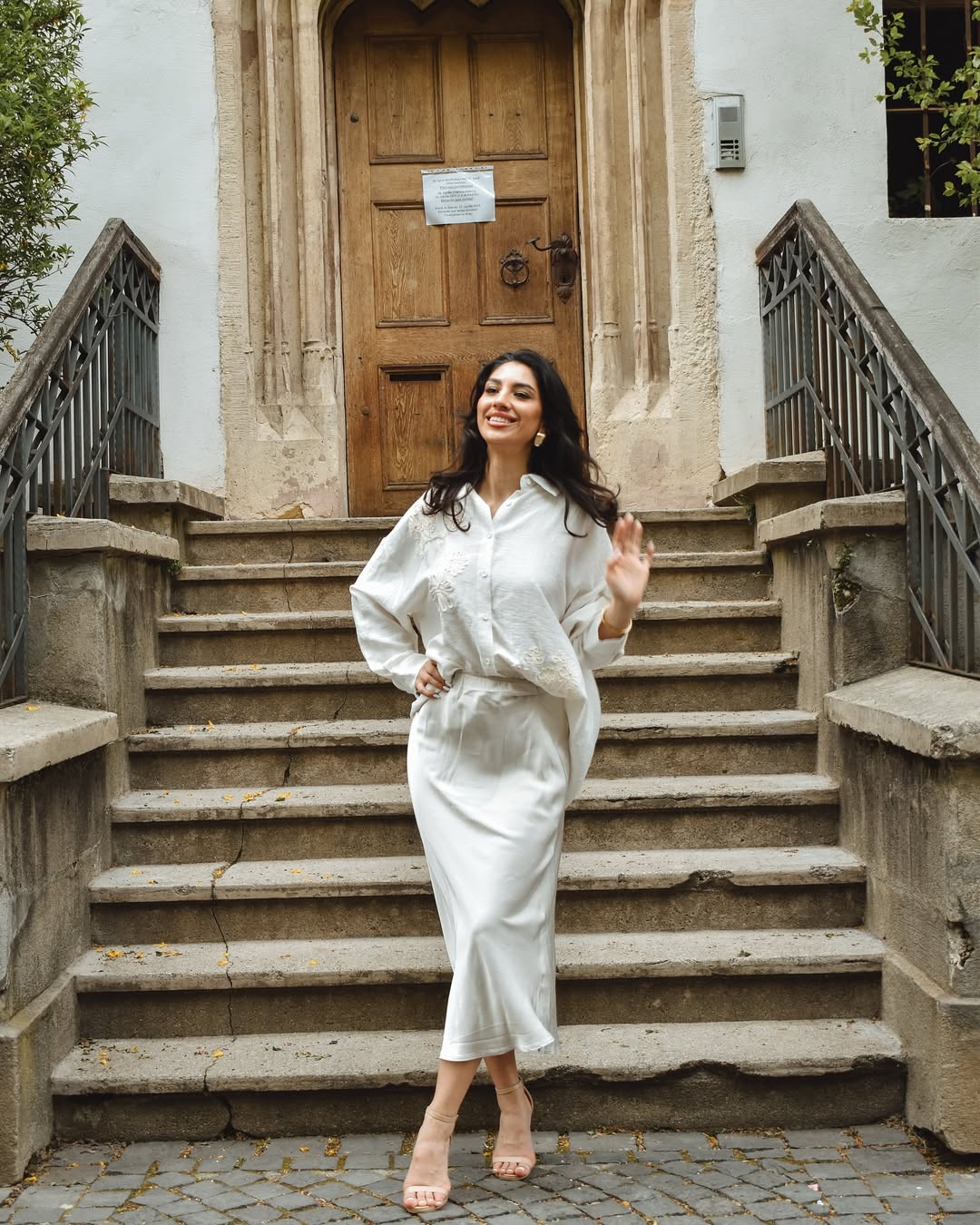 Una donna indossa una camicia di colore blu scuro intenso