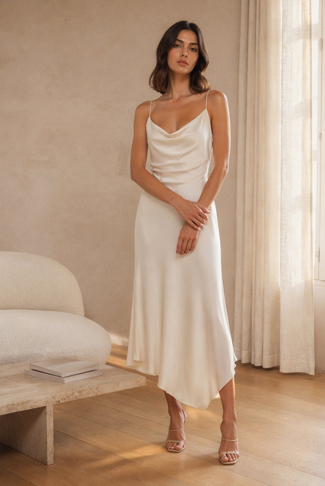Abito Midi in Satin con Scollatura a Collo d'Anatra e Spalline - Eleganza Asimmetrica per Serate