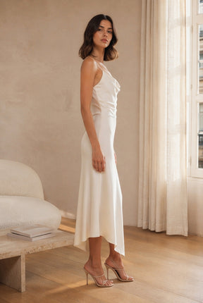 Abito Midi in Satin con Scollatura a Collo d'Anatra e Spalline - Eleganza Asimmetrica per Serate