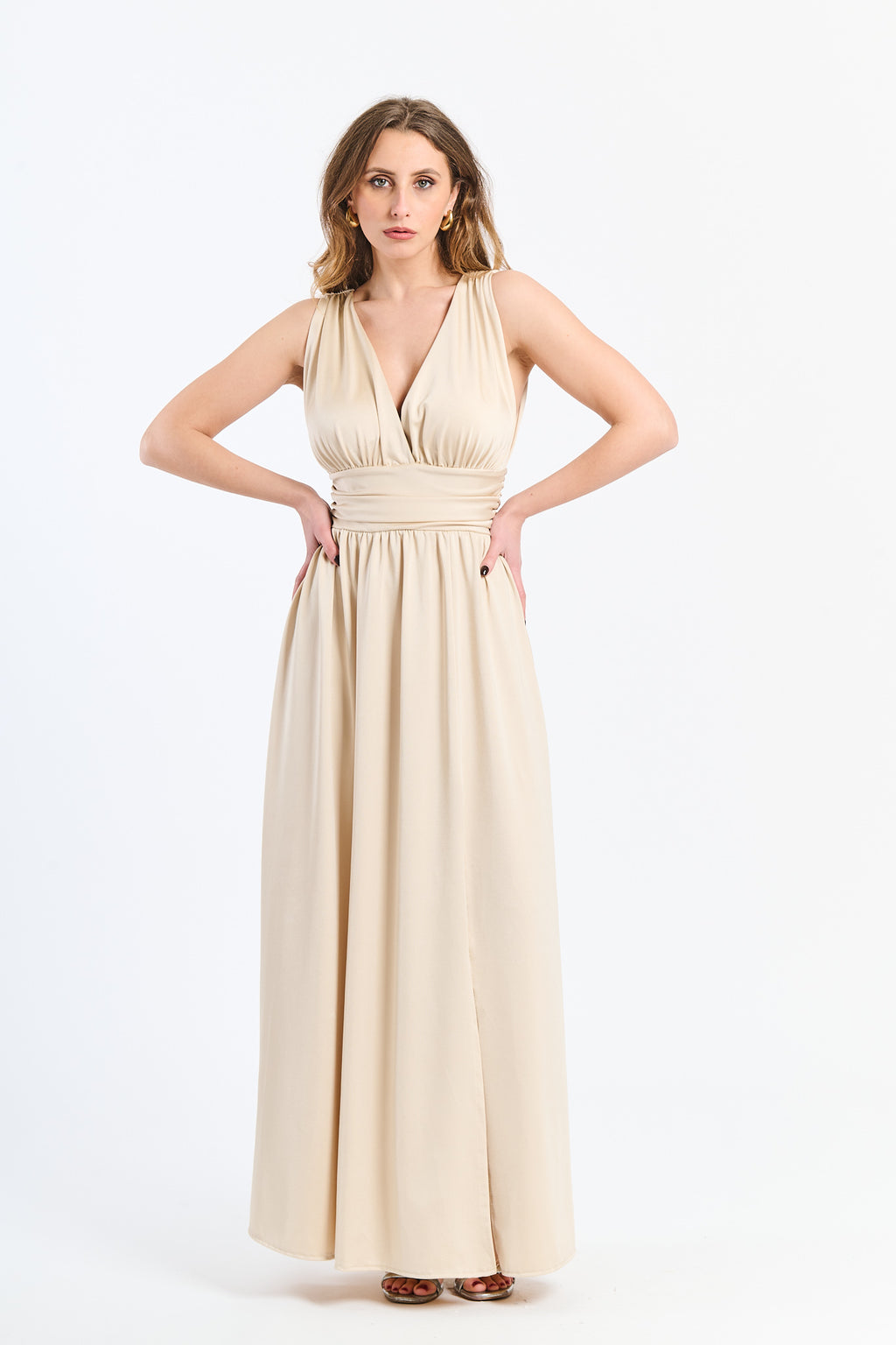 Abito Beige in tessuto opaco senza maniche, scollo a V e vita smussata, per uno stile discreto e raffinato.