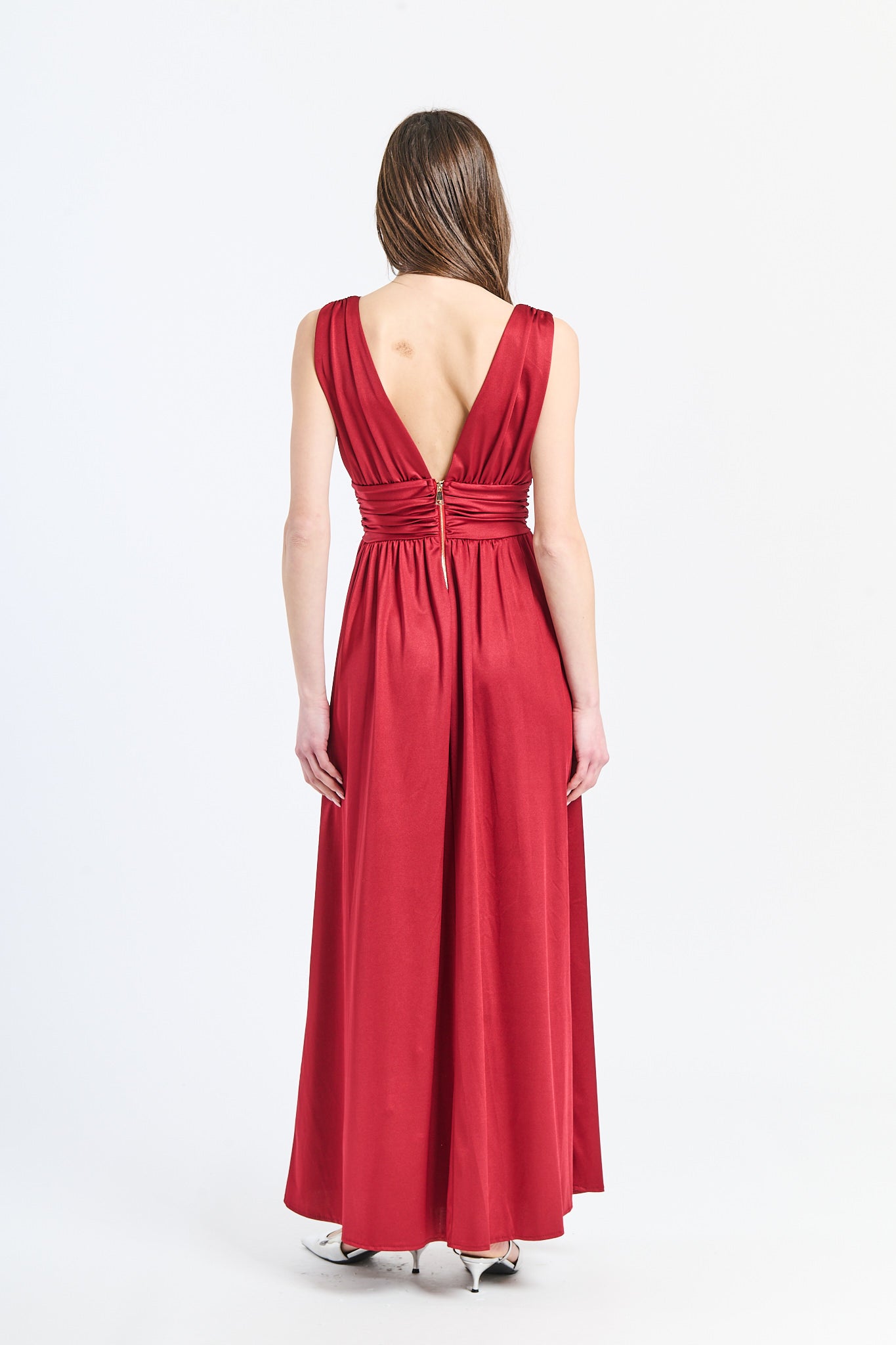 Abito Bordo in tessuto lucido senza maniche, scollo a V e vita decorativa, per uno stile glamour e moderno.