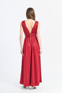 Abito Bordo in tessuto lucido senza maniche, scollo a V e vita decorativa, per uno stile glamour e moderno.