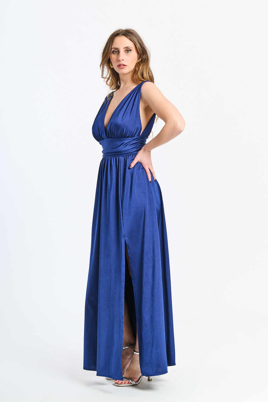 Abito Navy in tessuto opaco senza maniche, scollo a V e vita smussata, per uno stile raffinato e discreto.