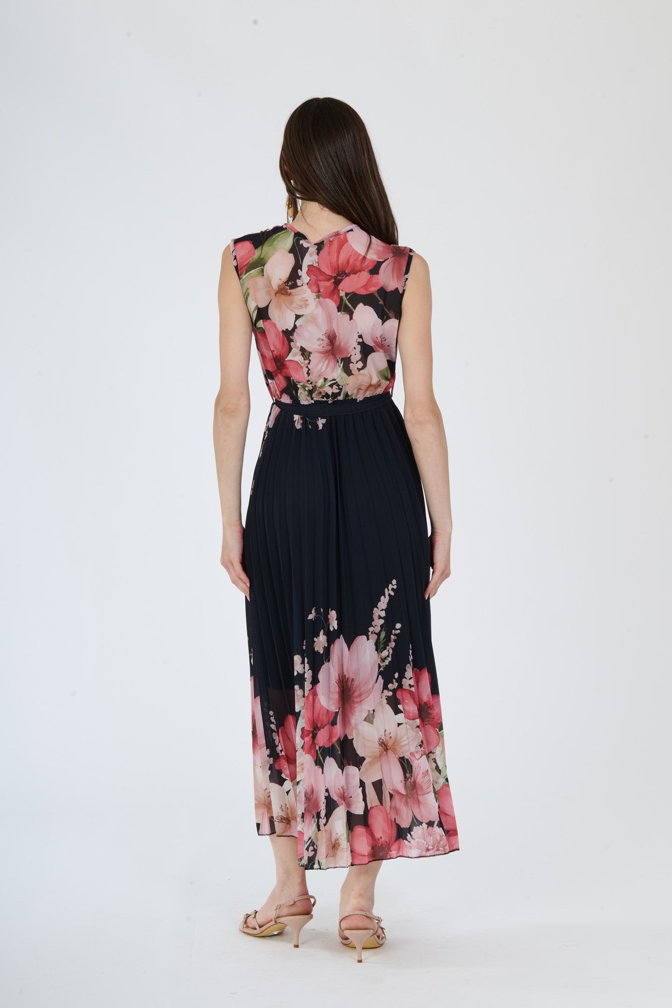 Abito a fiori Nero, stile fluido con scollatura a V, senza maniche e fascia decorativa alla vita