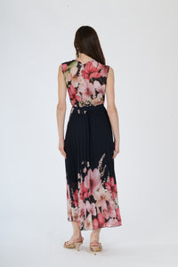 Abito a fiori Nero, stile fluido con scollatura a V, senza maniche e fascia decorativa alla vita