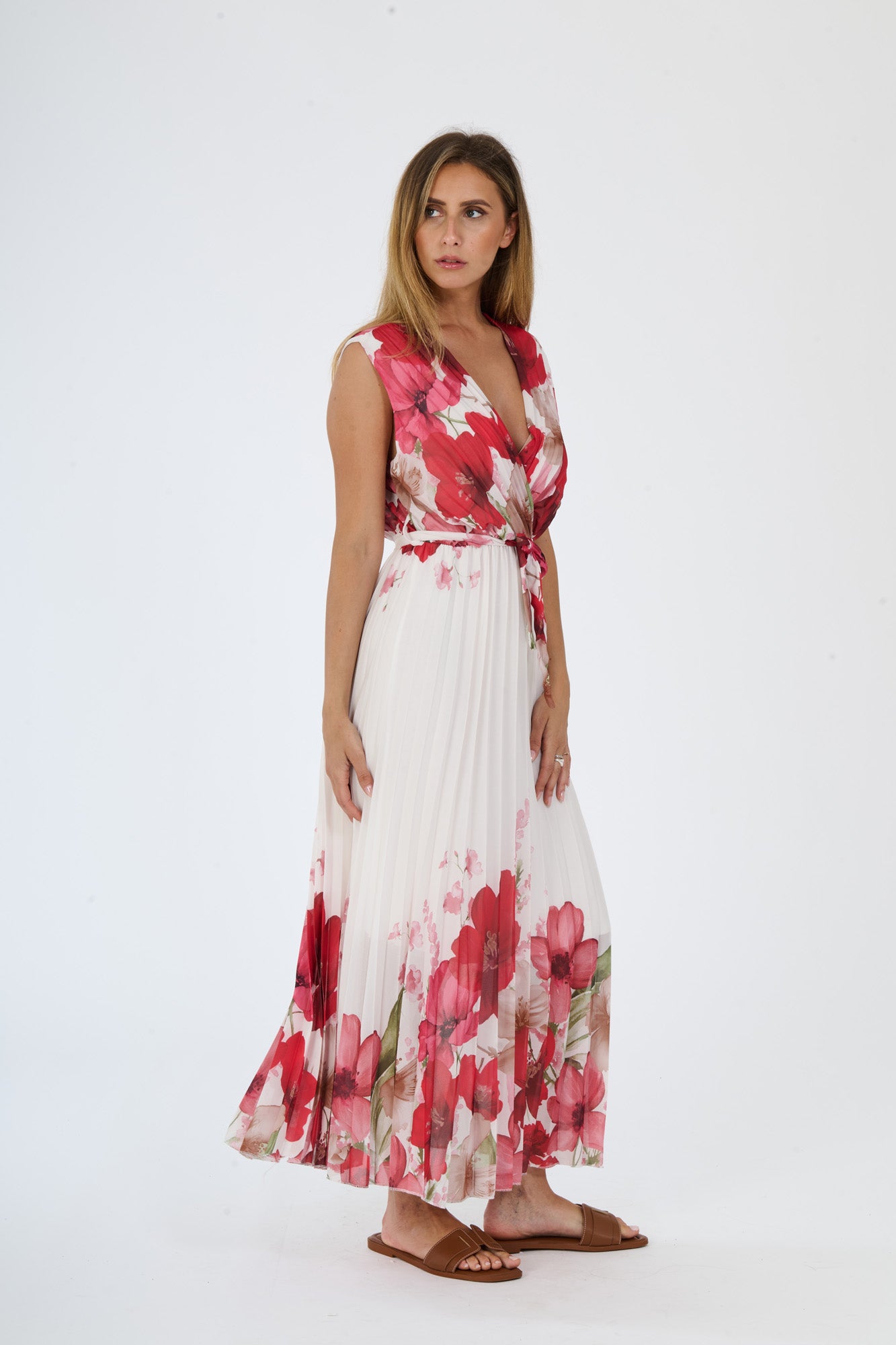 Abito a fiori Rosso, stile fluido con scollatura a V, senza maniche e fascia decorativa alla vita