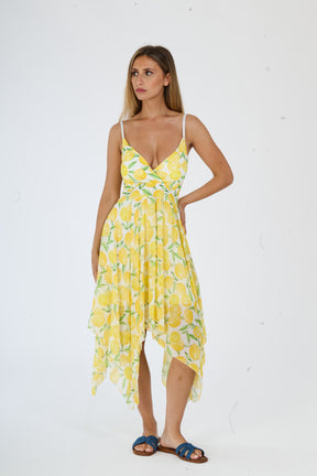 Abito a fiori blu e gialli con spalline sottili e scollo a V, perfetto per un look vivace e estivo.