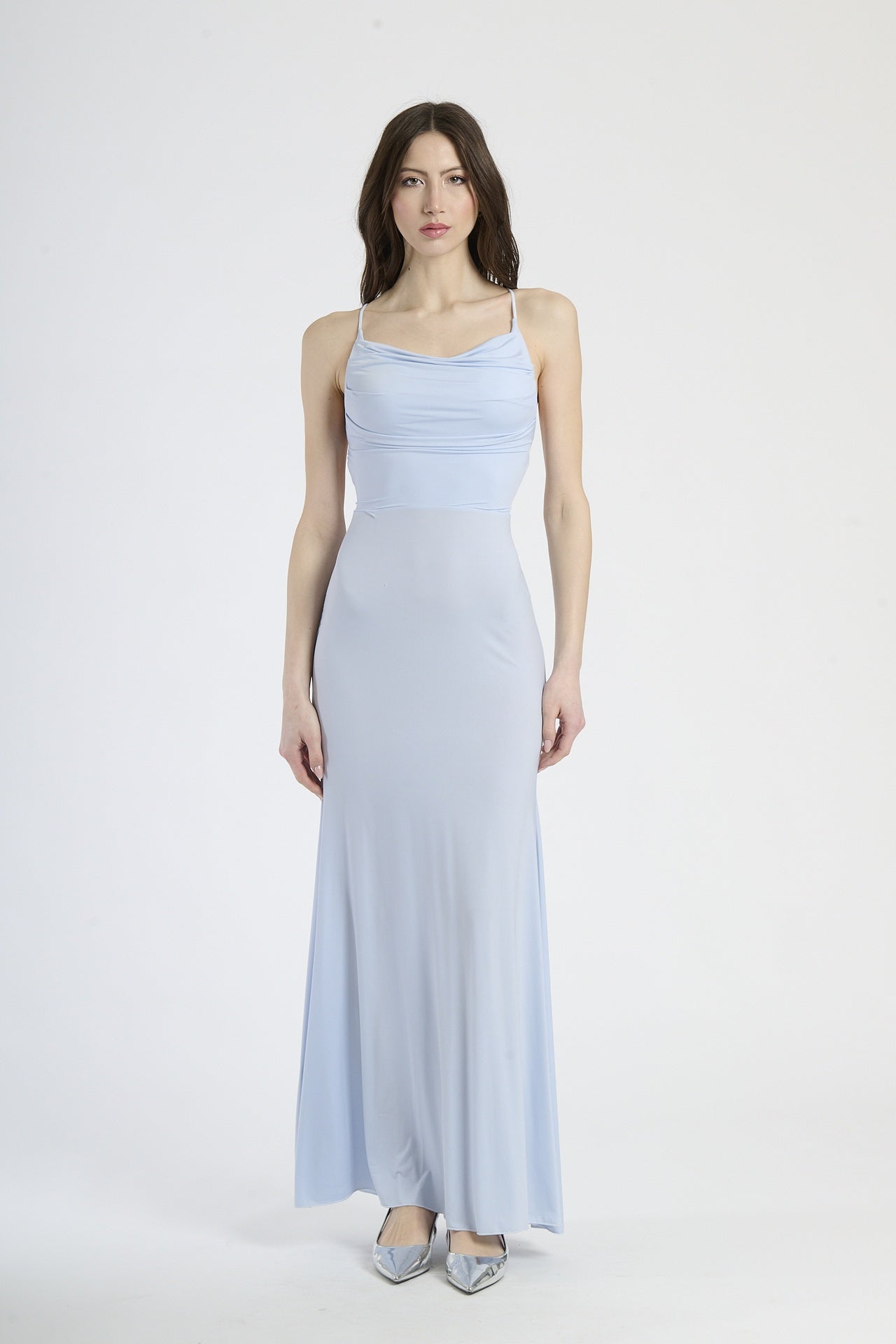 Abito azzurro a spalline sottili con taglio aderente, abbigliamento chic per eventi notturni.