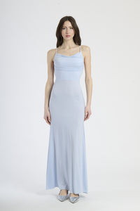 Abito azzurro a spalline sottili con taglio aderente, abbigliamento chic per eventi notturni.