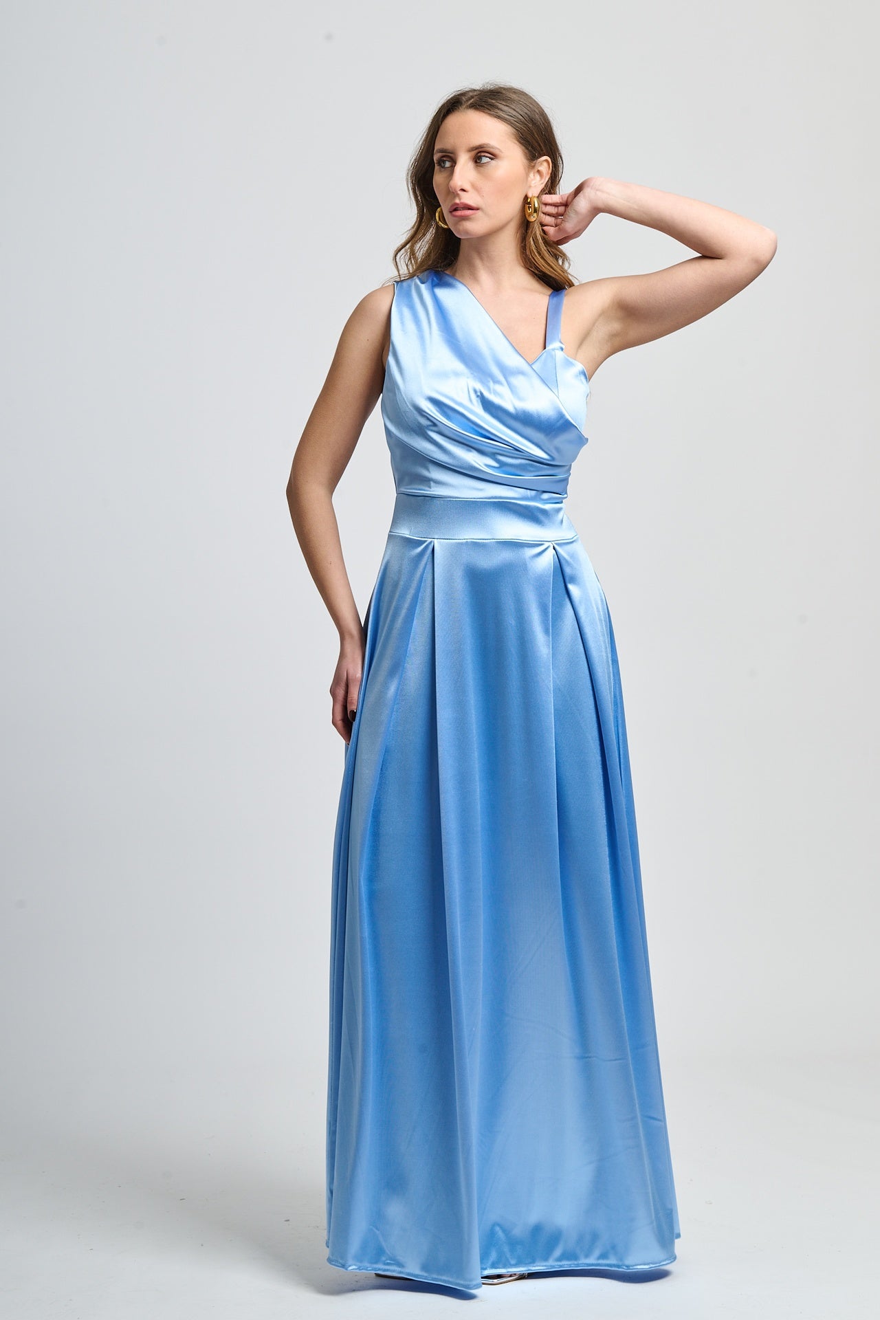 Abito azzurro elegante con taglio asimmetrico, perfetto per eventi formali.