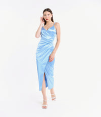 Abito azzurro satinato, spalline sottili, taglio