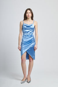 Abito azzurro satinato, spalline sottili, taglio asimmetrico, stile elegante