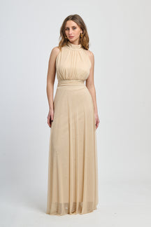 Abito beige a puzzo con maniche corte, look puro per occasioni formali.