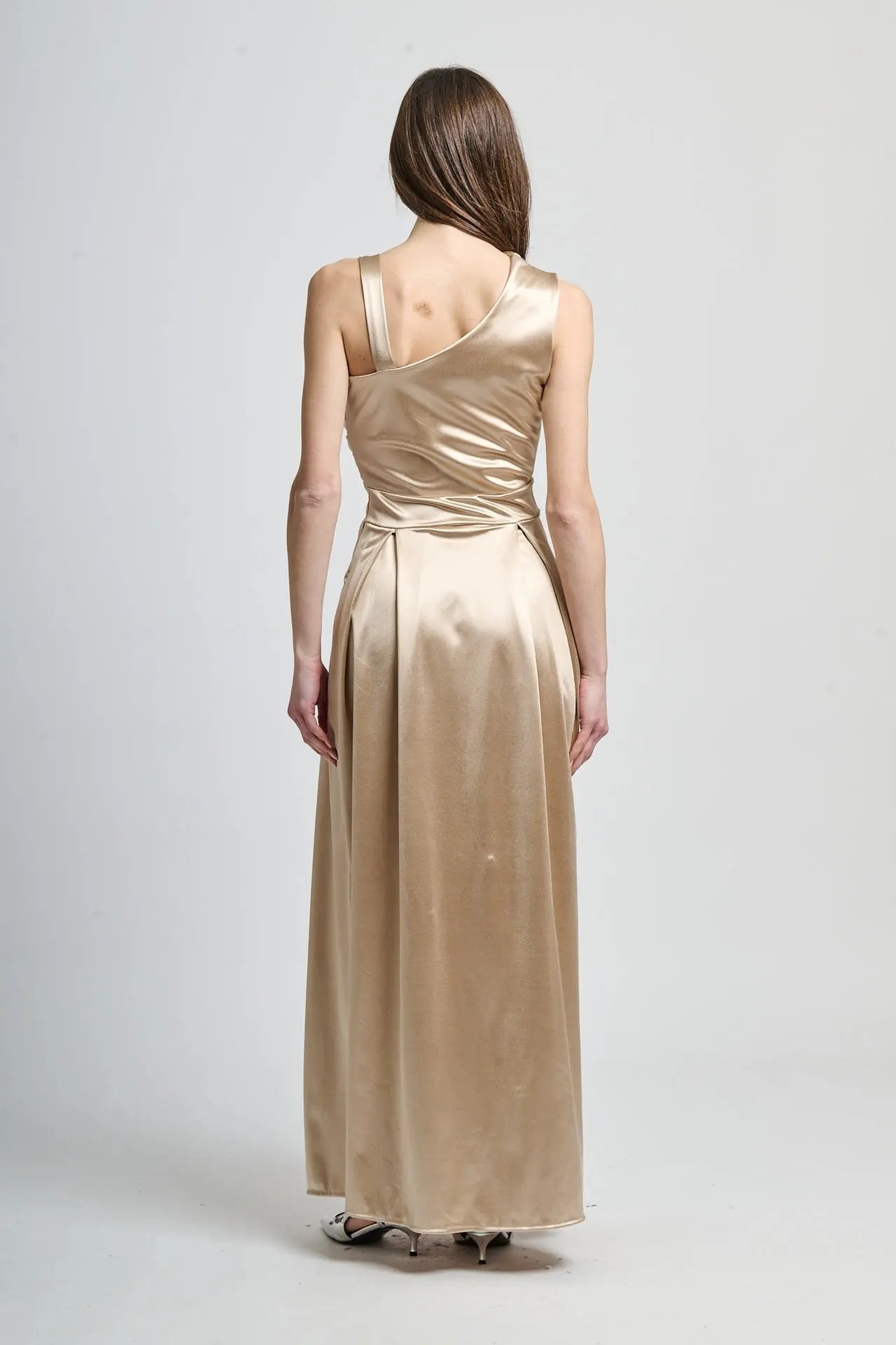 Abito beige classico con taglio asimmetrico, ideale per cerimonie o gala.
