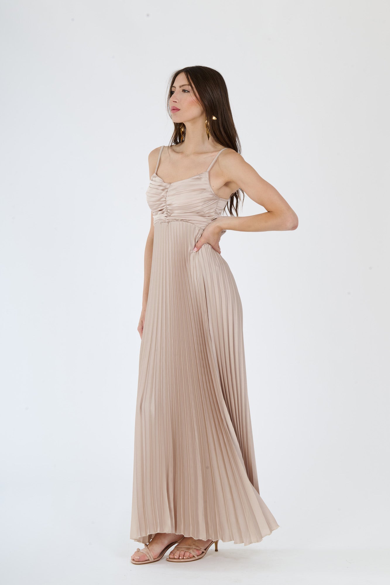 Abito beige in tessuto opaco con plissé, spalline sottili e dettagli ruched, per uno stile discreto e raffinato.