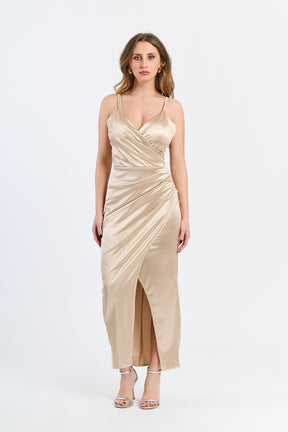 Abito beige satinato, spalline sottili, taglio slittato, stile elegante