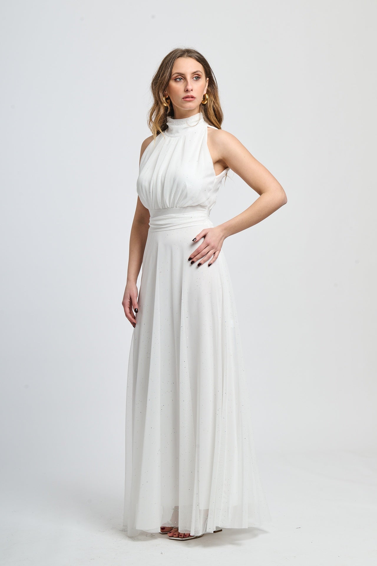 Abito bianco a puzzo con volantino al collo, ideale per pranzi in giardino.