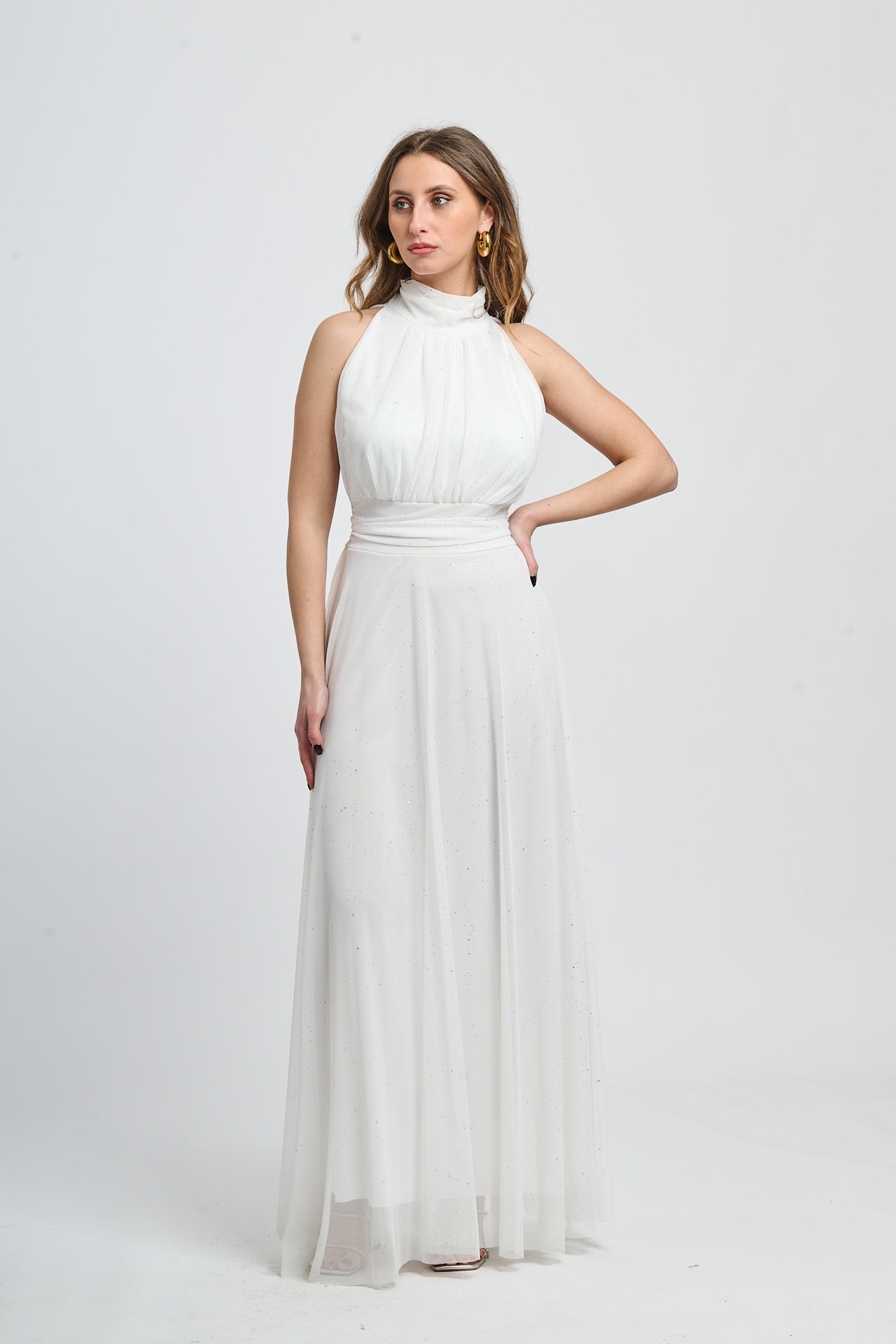 Abito bianco a puzzo con maniche corte, look puro per occasioni formali.